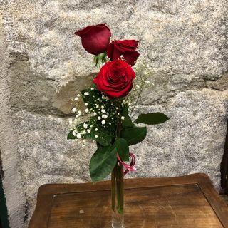 3 Rosas Fucsia en jarrón (Aprox. 45 cm.)