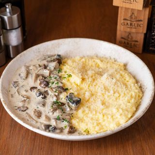 TOCĂNIȚĂ DE CIUPERCI ȘI POLENTA CREMOASĂ