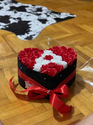 Cutie in forma de inima cu initiale