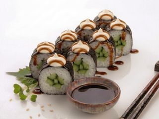Hosomaki z Ogórkiem i Serkiem 8 szt (100g)