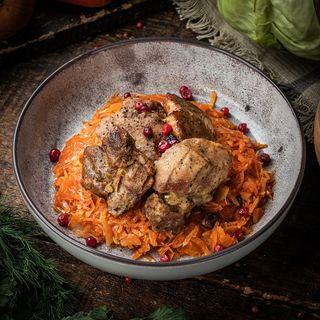 Ошийок свинячий з тушкованою капунькою