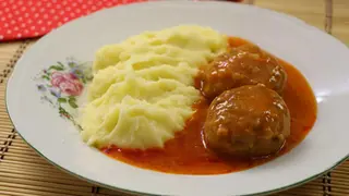 Ćufte u paradajz sosu sa pireom