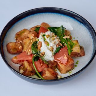 Salata sa hrskavim patlidžanom i strachatellom sa farme