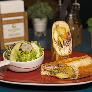 Бурито с гриловани зеленчуци и яйчена салата (350гр)