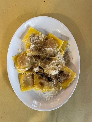 Ravioli di zucca al burro e salvia