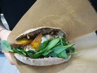 18. Farinata di ceci, crescenza, misticanza di verdure fresche