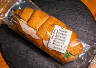 Croissant cu şuncă de curcan şi rucola