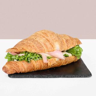 Croissant salato con prosciutto cotto e formaggio
