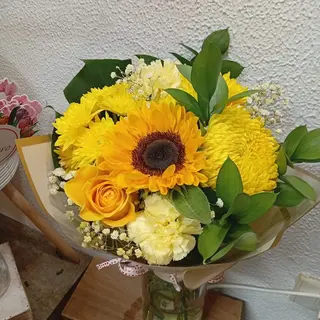 Ramo variado de flores amarillas