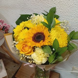Ramo variado de flores amarillas