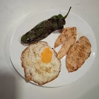 Pollo A La Brasa Con Pimiento Y Huevos