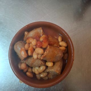 Fagioli con salsiccia in rosso 