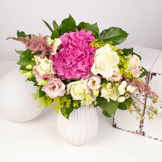 Buchet cu trandafiri albi, hortensie si lisianthus roz