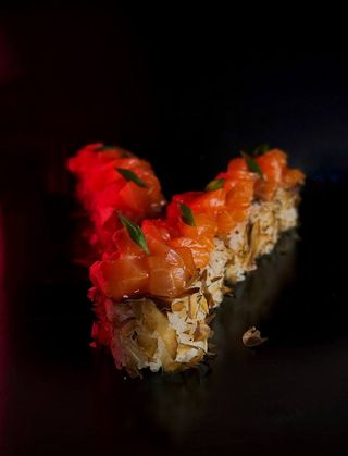 Гострий рол з лососем в стружці тунця