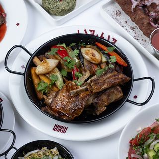 კარამელიზირებული ცხვრის ხორცი გამომცხვარი ბოსტნეულით