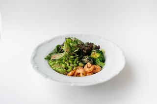 Зелёный боул с креветками, авокадо и арахисовой заправкой