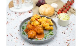 Chiftelute de porc cu sos tomat,cartofi taranesti,salata de varza alba,chifla