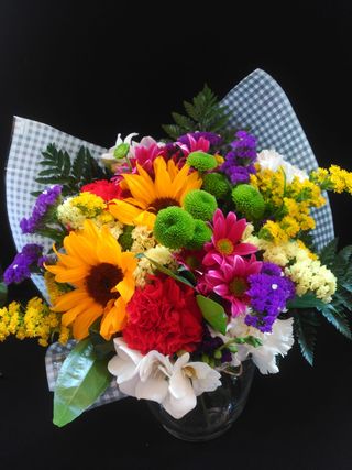 Ramo Mixto Tamaño Mediano Combinado Con Tipos De Flor Según Disponibilidad.