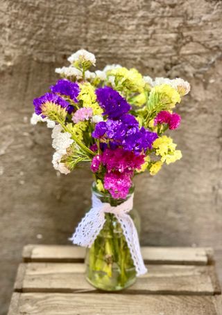 Botella de cristal con statice.