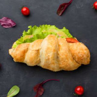 Croissant Tarazona,  Vegetal con York, Exquisito con salsa suave, lechuga, tomate y york natural
