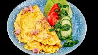 OMLETA CU SUNCA SI CASCAVAL