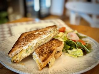 Тост с авокадо мус и риба тон /350гр/