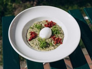 Вівсянка з песто, вʼяленими томатами та яйцем пашот (380g)