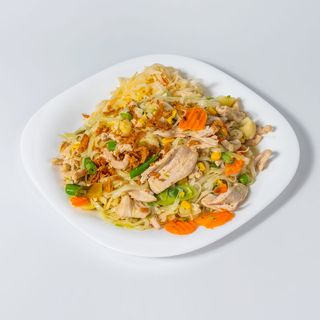 Makaron ryżowy smażony z kurczakiem