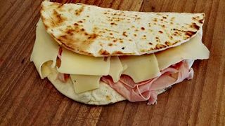 Piadina con prosciutto cotto e fontina