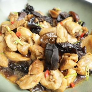 58A. Pollo con oreja de madera