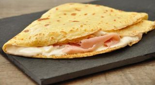 Crepes salata con scamorza affumicata e prosciutto cotto