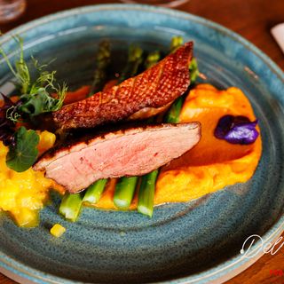 Piept de rata cu piure de cartofi dulci , sparanghel si chutney de Mango 