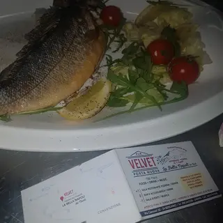 TAGLIATA DI MANZO  GR. 200  CON RUCOLA E GRANA + PAN FOCACCIA