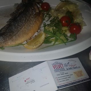 TAGLIATA DI MANZO  GR. 200  CON RUCOLA E GRANA + PAN FOCACCIA