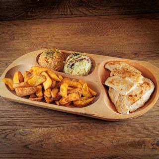 Pileće belo meso sa kriškama krompira i podvarkom