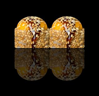 Запечений рол з лососем в кунжуті