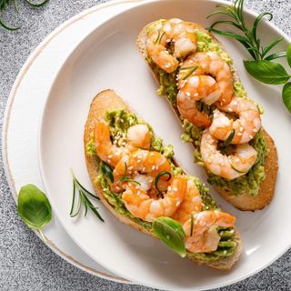 Tartine au guacamole et crevettes
