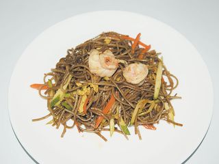 224 Soba con uova, gamberi e verdure miste