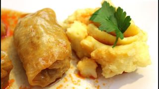 Sarma s pire krumpirom i kruhom