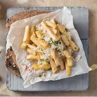 Cartofi prajiti cu parmezan si ierburi