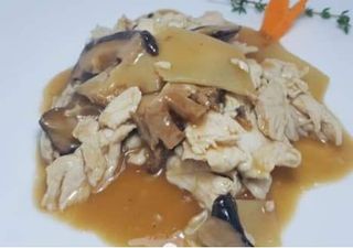 129 Pollo con bambù funghi