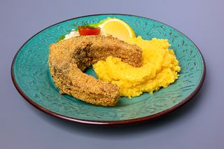 Crap pane în mălai cu mămăligă 350gr