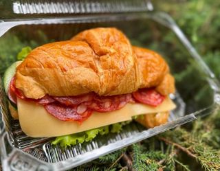 Круасан-сендвіч салямі