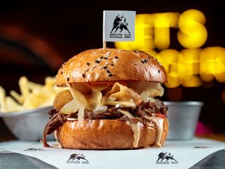 Бургер з томленою телятиною та картоплею фрі (300/65g)