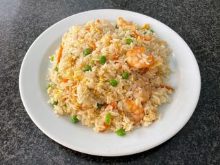 Arroz frito con gambas