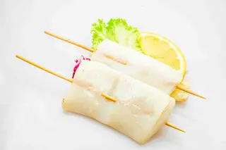 52. Spiedini di calamari* alla piastra con salsa satay (3pz)