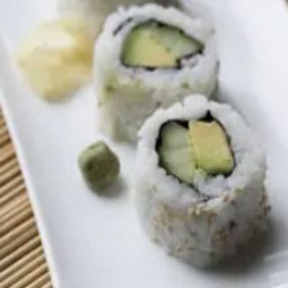 C7. California Pepino Aguacate (4 Uds.)