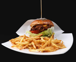 Бургер с бавно печено дърпано свинско+  Торта и Coca-Cola кен (330мл)