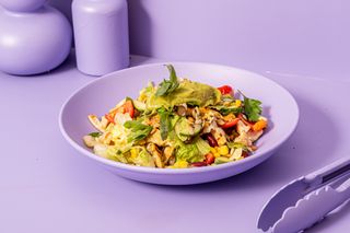 Salată cu pui și dressing de avocado