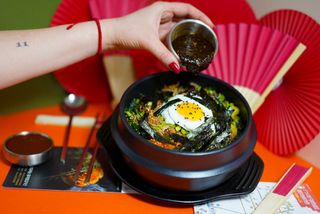 Bibimbap z Wieprzowiną i Jajkiem
